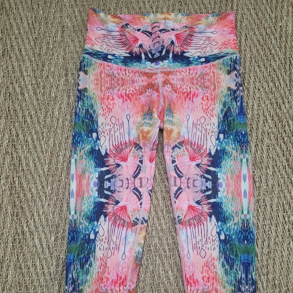 Rare water lily Niyama Sol 7/8 Capri leggings